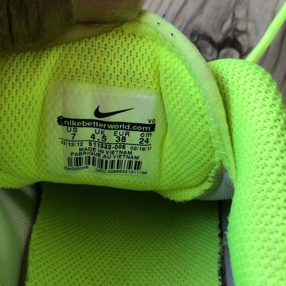NIKE Athletic Running Shoes - Picture 11 of 12